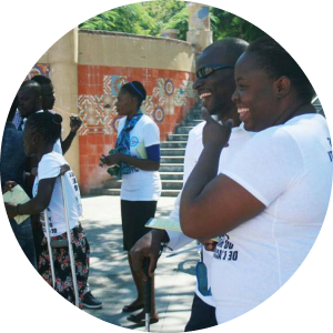 Photo représentant un homme en fauteuil roulant de dos qui circule