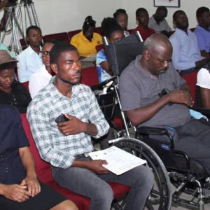 Photo représentant une partie d'un public en Haïti lors d'une conférence sur le Handicap 