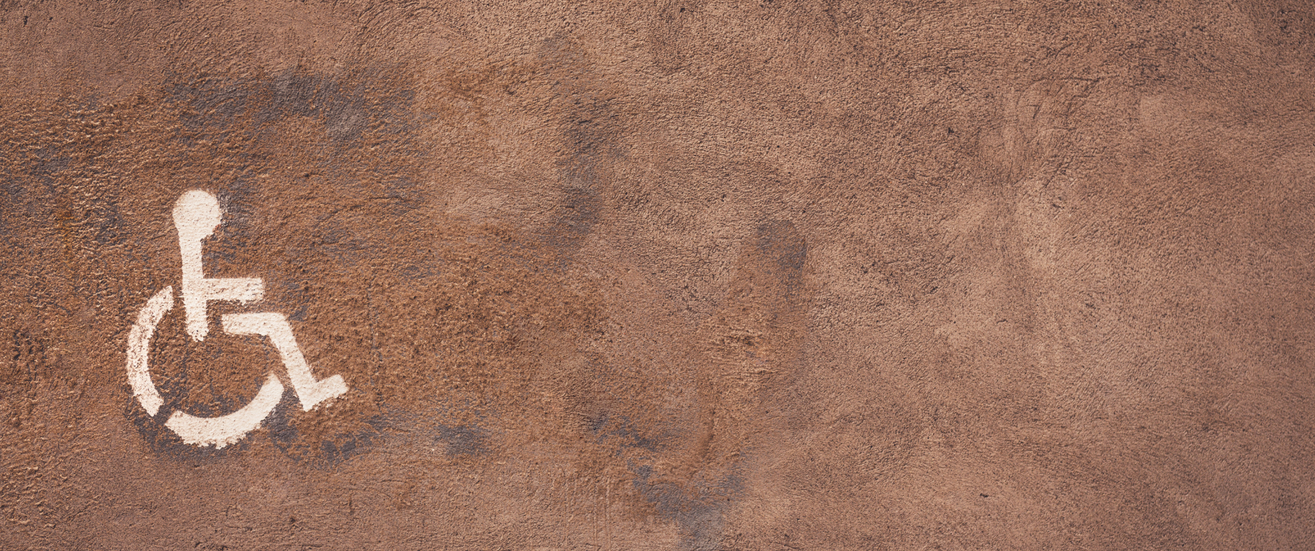 Photo représentant un mur avec un tag de fauteuil roulant