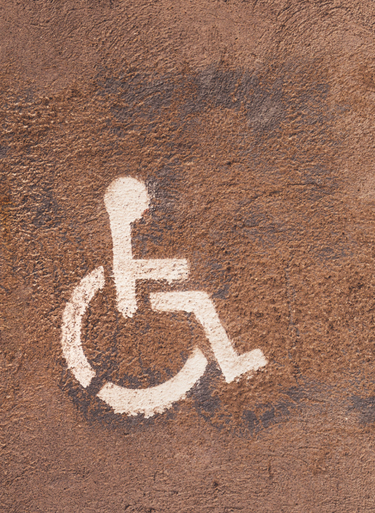 Photo représentant un mur avec un tag de fauteuil roulant