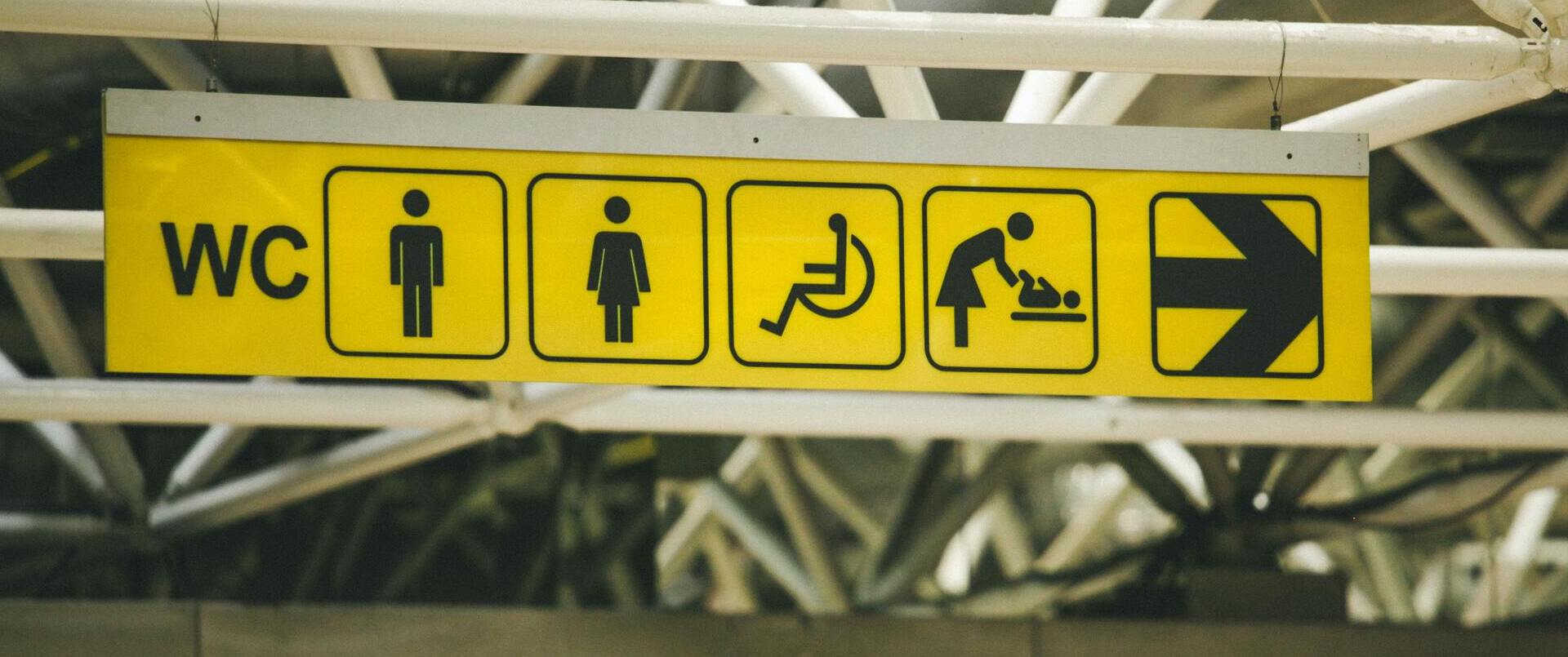 Photo représentant un panneau d'affichage avec sigle du handicap