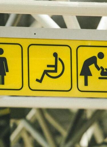 Photo représentant un panneau d'affichage avec sigle du handicap